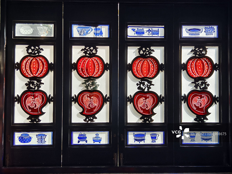 清晖园套色玻璃蚀刻映现繁花翠鸟，斑斓光影流转于岭南古典窗棂之间。图片素材