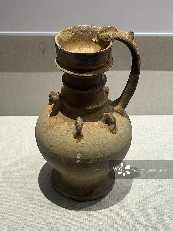 隋青黃釉鸡首壶，中国梅州客家博物馆，隋朝时期，黄釉，鸡首壶，鸡首 隋朝时期的客家，中国古代，客家迁移图片素材