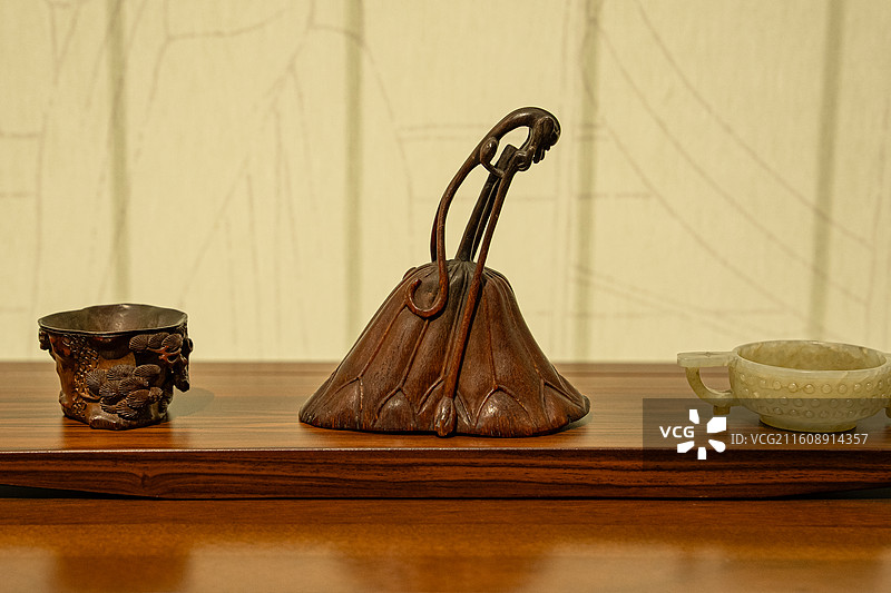 明代 透雕荷叶螭龙犀角杯 上海博物馆图片素材