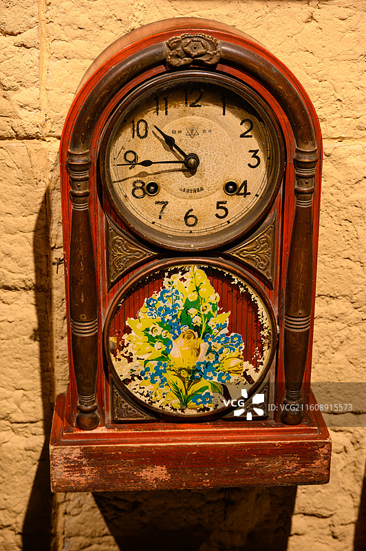 老唐山博物馆老式复古挂钟怀旧墙饰陈列展示图片素材