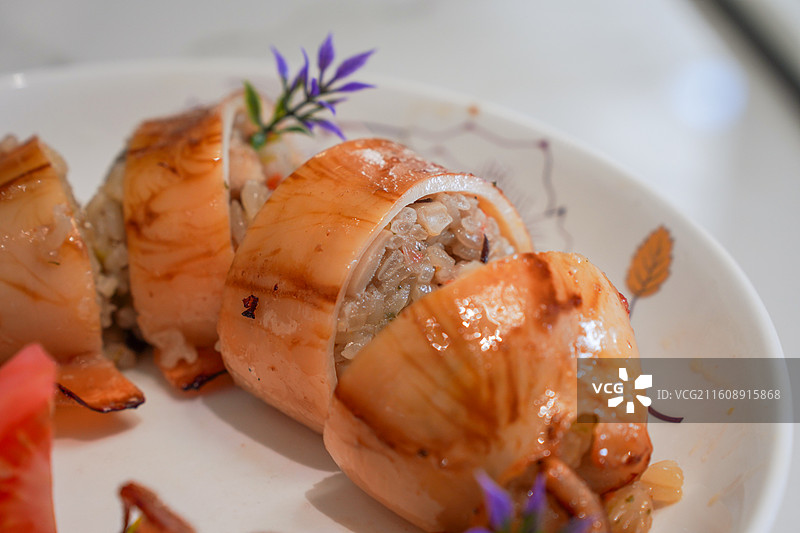 日式特色午餐晚餐鱿鱼糯米饭切件特写图片素材