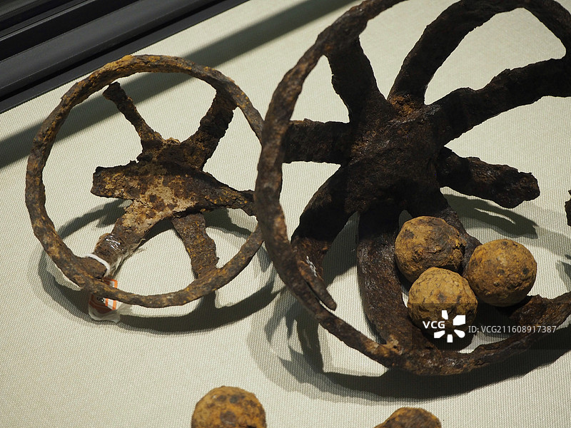 铁弹丸(秦皇岛博物馆藏) 铁弹丸兜(山海关中国长城博物馆) 时代:明 质地:铁 唐山博物馆长城专题展图片素材