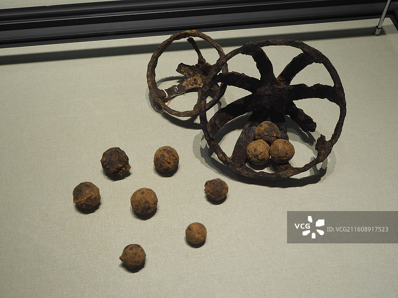 铁弹丸(秦皇岛博物馆藏) 铁弹丸兜(山海关中国长城博物馆) 时代:明 质地:铁 唐山博物馆长城专题展图片素材