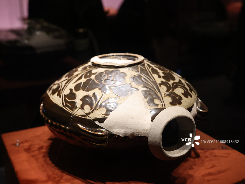 黑釉剔刻花四系扁壶（西夏，灵武窑址出土，宁夏博物馆藏）图片素材