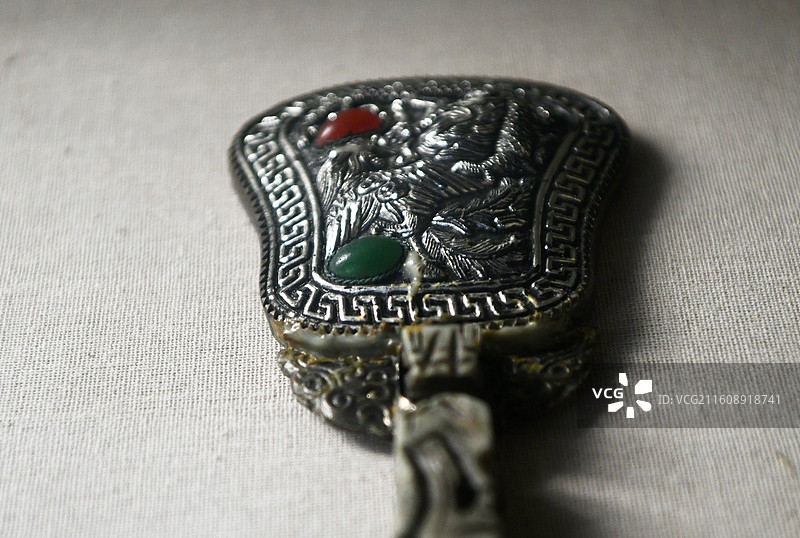 山东菏泽单县民俗博物馆展品  龙凤镜图片素材