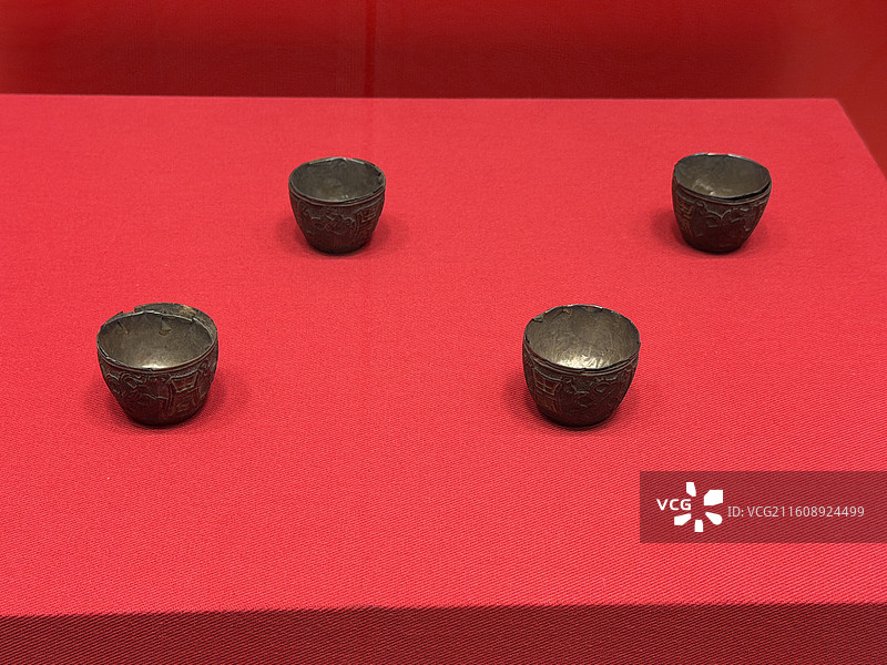 银镶木刻纹锺，明代，蕲春县博物馆藏，明代荆藩珍宝特展图片素材