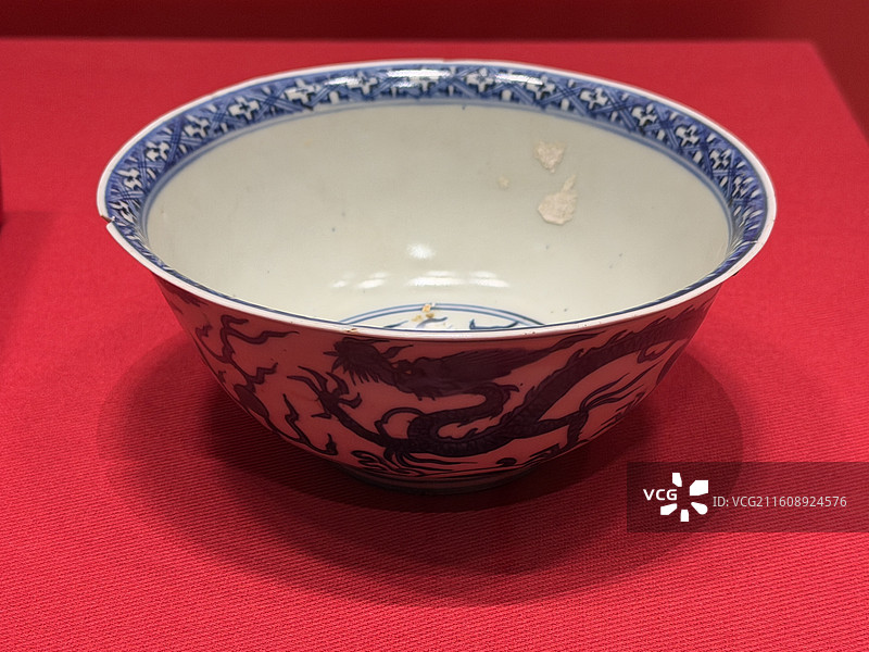 “永保长春”款青花云龙纹瓷碗，明代，蕲春县博物馆藏，明代荆藩珍宝特展图片素材