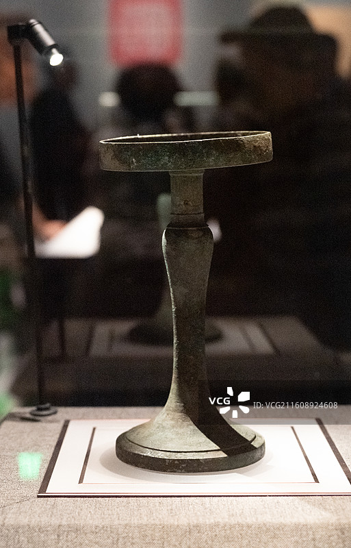 南昌汉代海昏侯国遗址博物馆 “昌邑”铭文青铜豆形灯图片素材