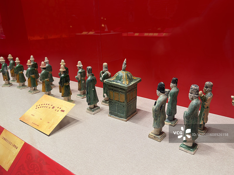 三彩釉陶出行仪仗人物陶俑，明代，蕲春县博物馆藏，明代荆藩珍宝特展图片素材