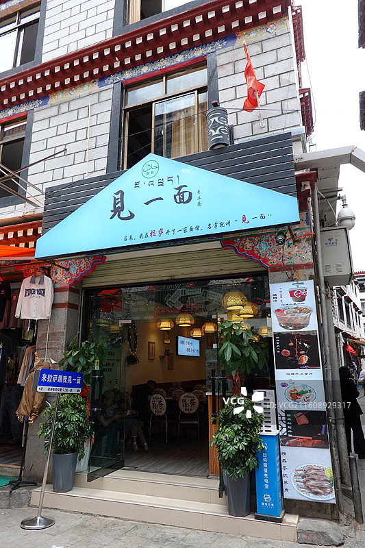 西藏拉萨八廓古城八廓街街景路牌：我在拉萨很想你：来拉萨跟我见一面图片素材