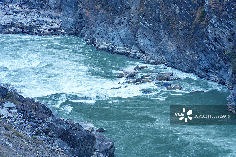 云南省丽江香格里拉附近的虎跳峡的核心河段，把金沙江的奔腾与峡谷的险峻展现得淋漓尽致图片素材