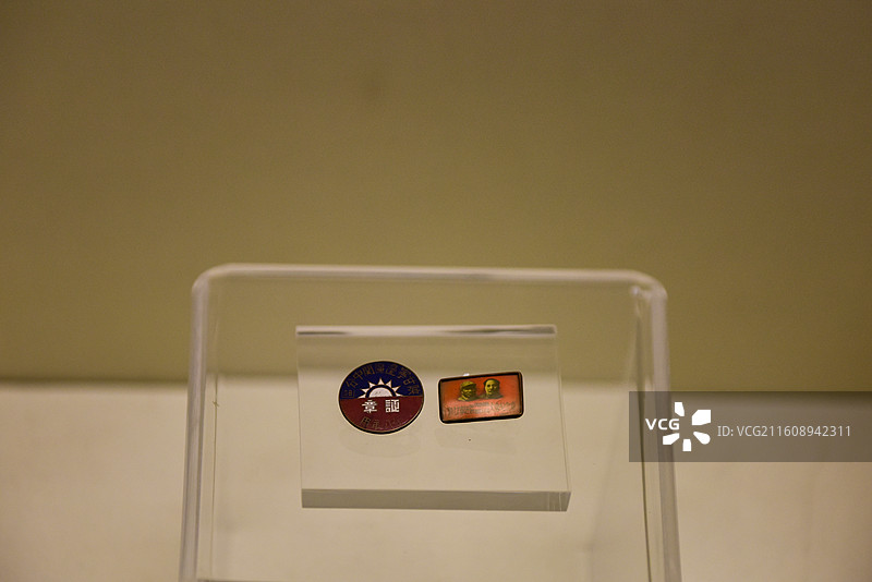 展柜中的徽章展示图片素材