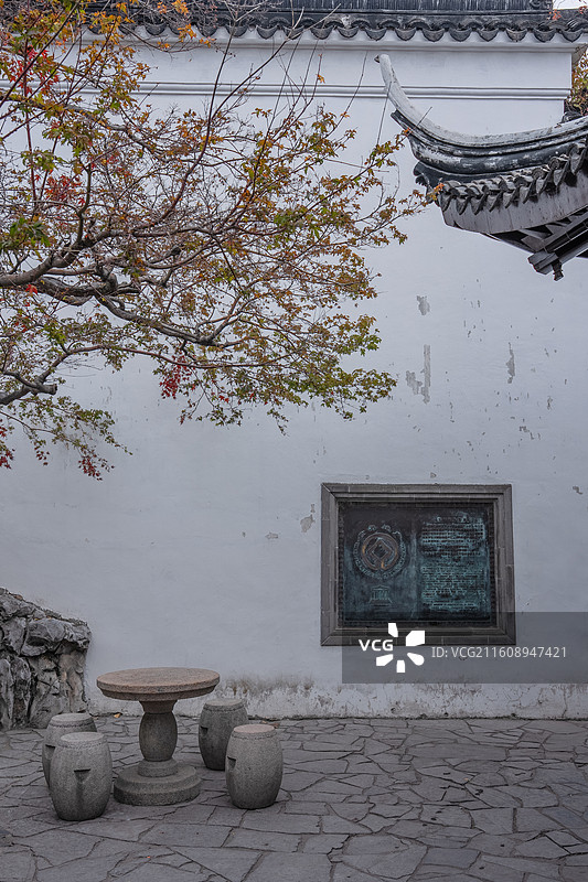 苏州园林 环秀山庄 秋景红叶 枫叶 古建筑 江南意境 中式美学 世界文化遗产图片素材