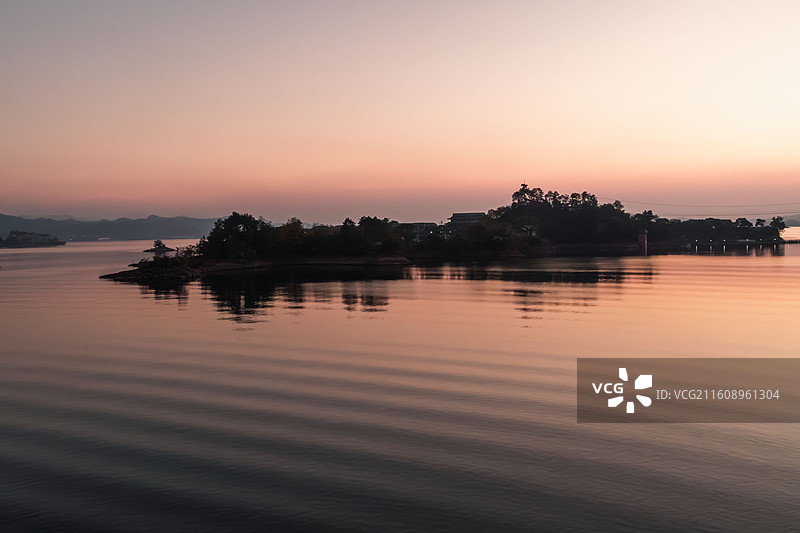 夕阳下的杭州千岛湖梦幻湖景图片素材