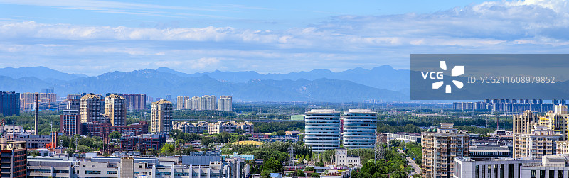 建设发展中的北京朝阳区酒仙桥望京城市天际线图片素材
