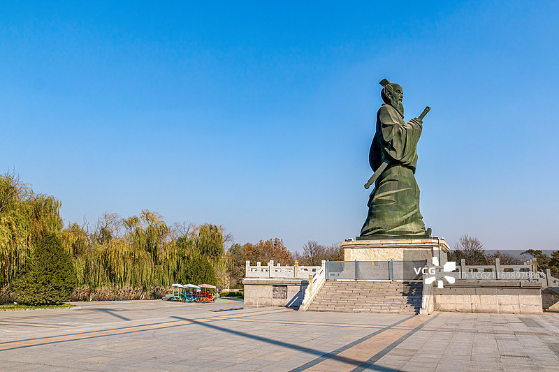 山东省淄博市临淄区太公湖国家水利风景区铜质姜太公姜子牙像蓝天背景图片素材