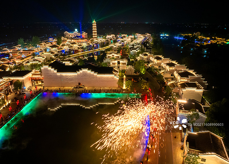 探寻灯光水影里的铜陵梨桥水镇图片素材