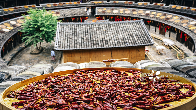 客家土楼晾晒红辣椒图片素材
