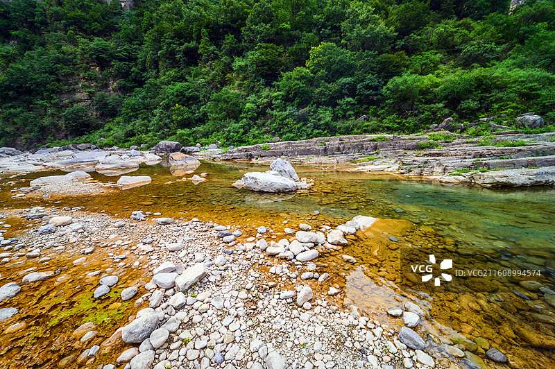 山西红豆杉大峡谷夏季河谷风光图片素材