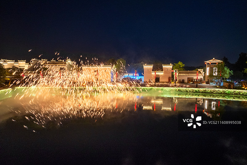 探寻灯光水影里的铜陵梨桥水镇图片素材