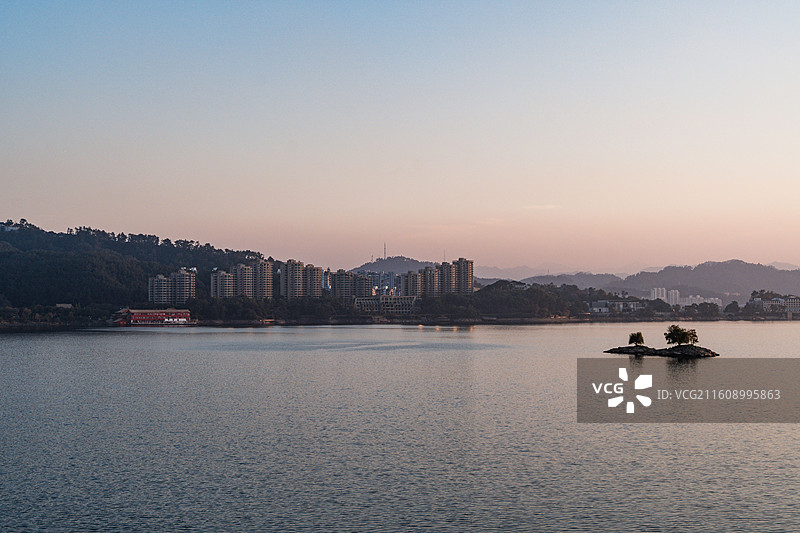 夕阳下的杭州千岛湖梦幻湖景图片素材