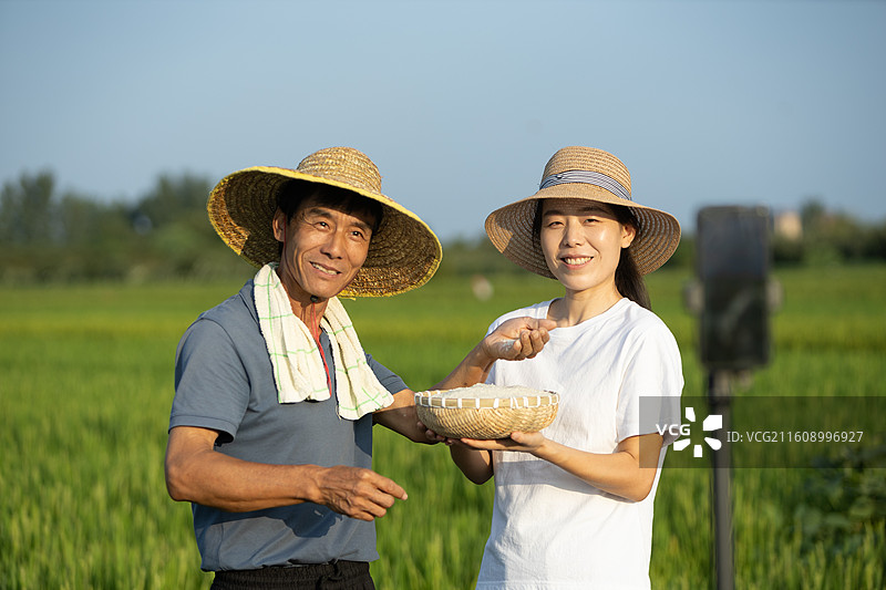 中国农民稻田间直播卖货农产品图片素材