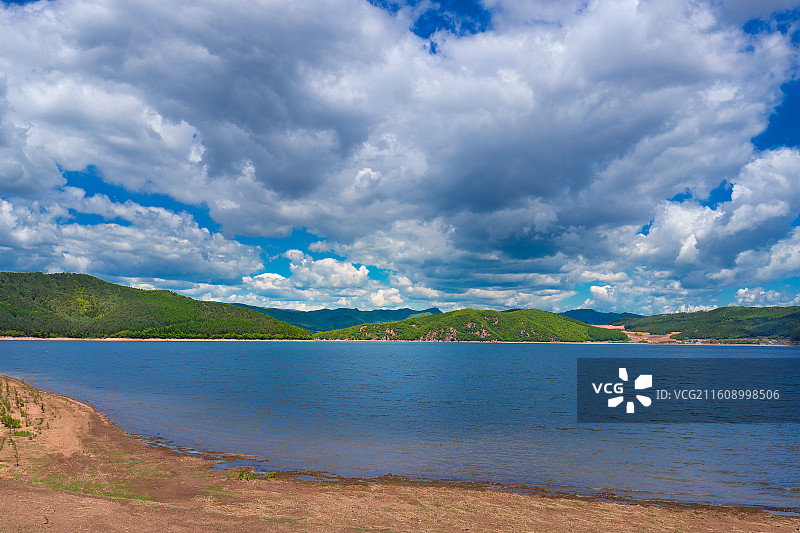 莲花湖的蓝天白云和湖光山色图片素材