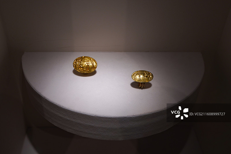 希腊国家考古博物馆藏来自伯罗奔尼撒半岛迈锡尼公元前15世纪金质图章戒指图片素材