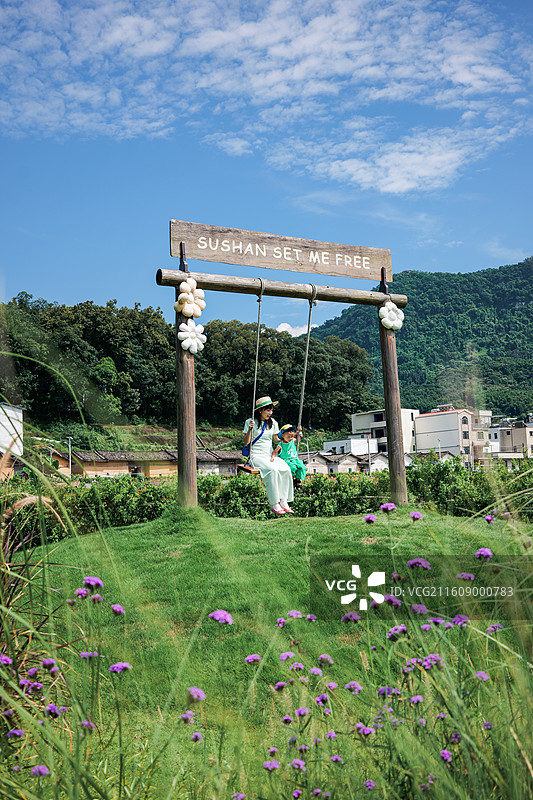 和妈妈在户外度假享受田园别墅区的3岁小孩子图片素材