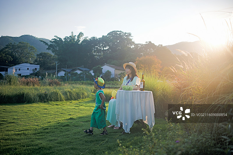 和妈妈在户外度假享受田园别墅区的3岁小孩子图片素材
