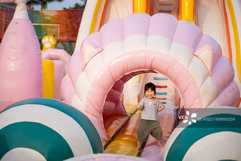 在户外乐园玩耍的小男孩小女孩图片素材