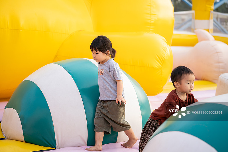 在户外乐园玩耍的小男孩小女孩图片素材