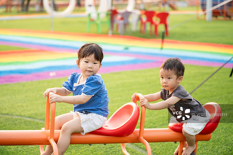 在户外乐园玩耍的小男孩小女孩图片素材