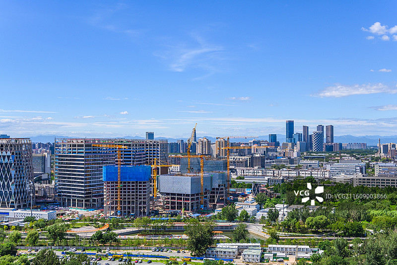 建设发展中的北京朝阳区酒仙桥望京城市天际线图片素材