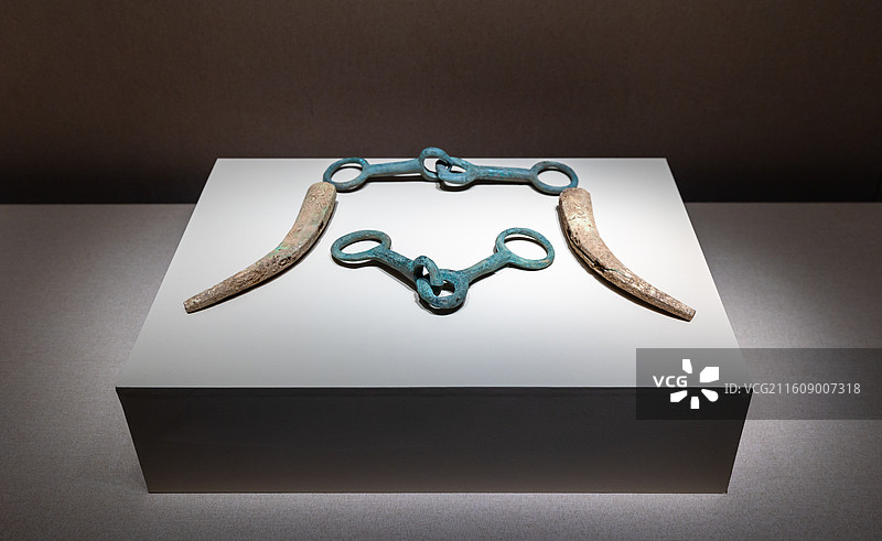 洛阳博物馆青铜文物东周骨镳与春秋铜马衔图片素材