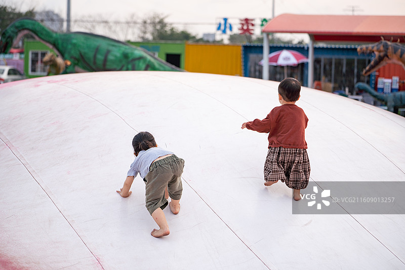 在户外乐园玩耍的小男孩小女孩图片素材