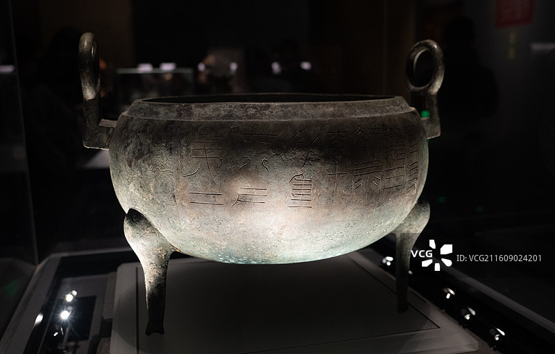 南昌汉代海昏侯国遗址博物馆 “昌邑籍田”青铜鼎图片素材