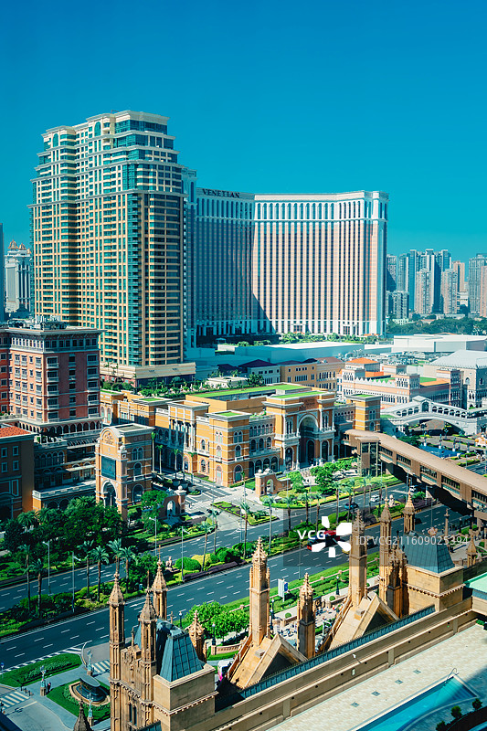 蓝天映衬下的澳门赌城建筑景观图片素材