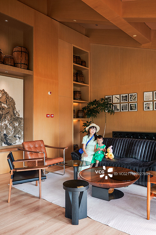 和妈妈在户外度假享受田园别墅区的3岁小孩子图片素材