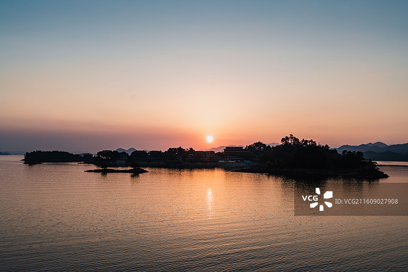 夕阳下的杭州千岛湖梦幻湖景图片素材