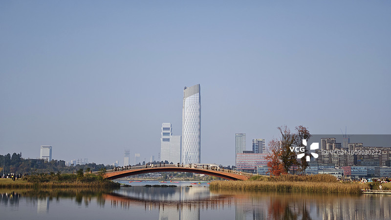 冬日暖阳下的成都兴隆湖色彩鲜艳图片素材