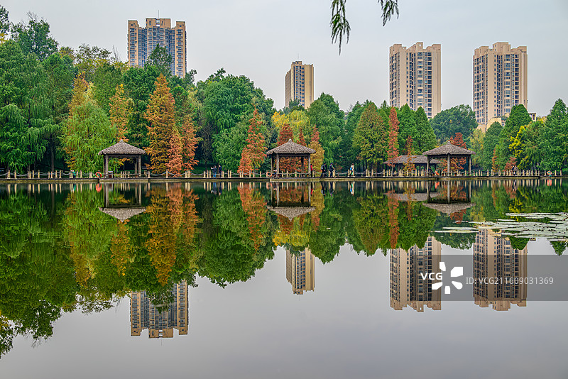 重庆观音塘湿地公园初冬镜像图片素材