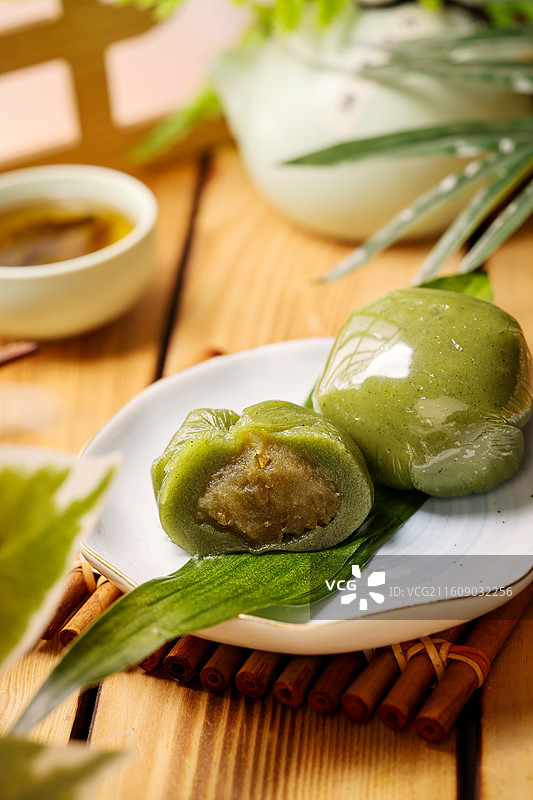 咸蛋黄肉松馅青团图片素材