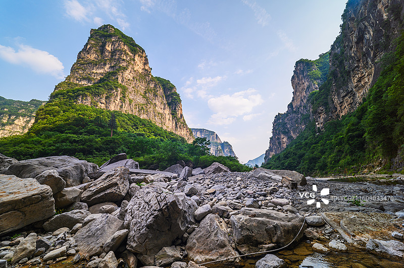 山西红豆杉大峡谷夏季河谷风光图片素材
