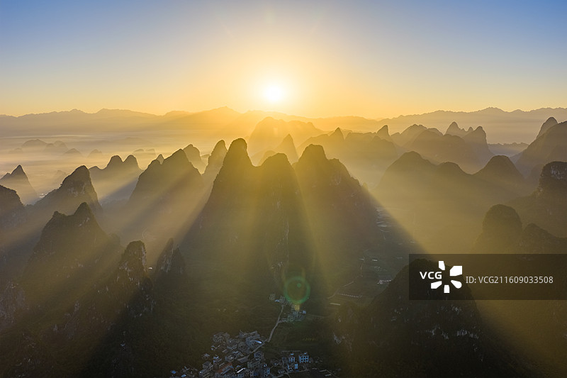 亚洲中国广西桂林荔浦喀斯特峰林晨曦风光图片素材