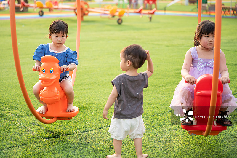 在户外乐园玩耍的小男孩小女孩图片素材