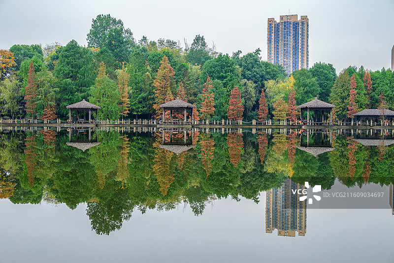 重庆观音塘湿地公园初冬镜像图片素材