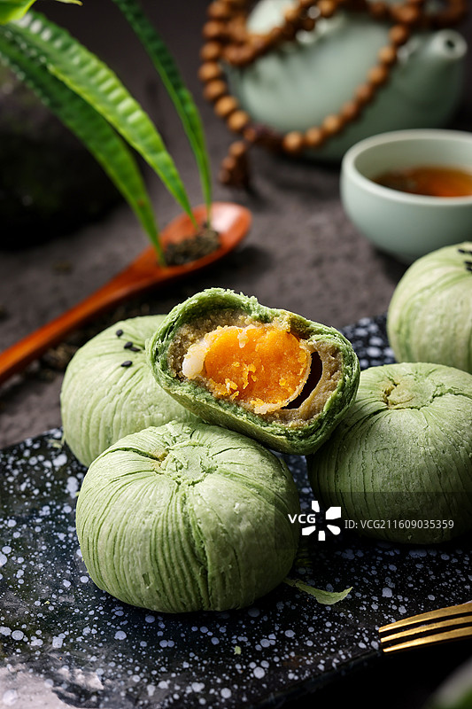 沁香春茶蛋黄酥图片素材