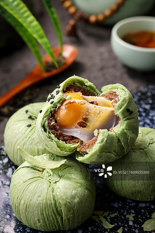 沁香春茶蛋黄酥图片素材