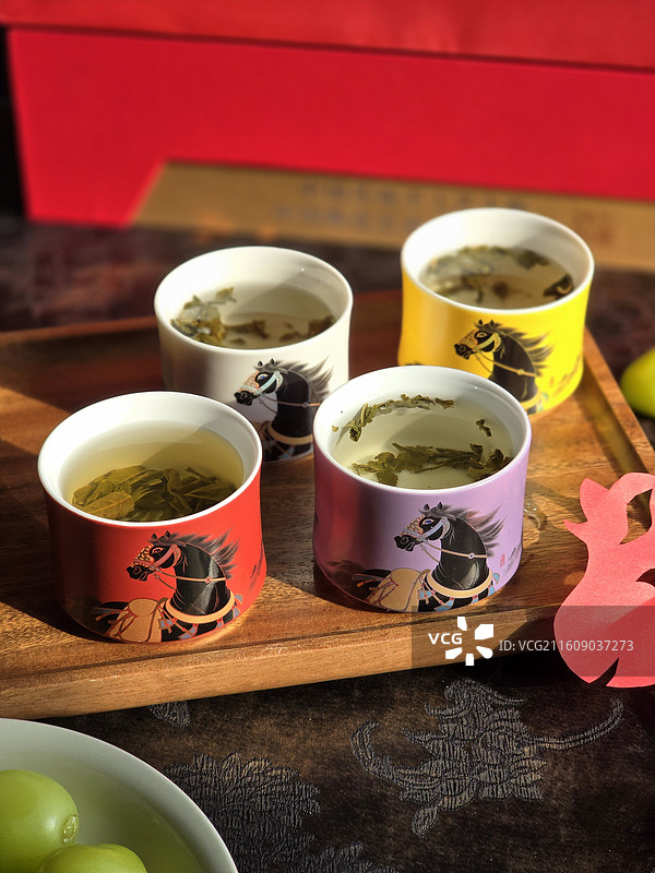 静物桌上马年茶杯剪纸水果视图图片素材
